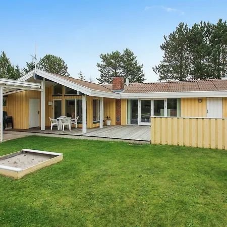 펜션 Three-bedroom Holiday In *