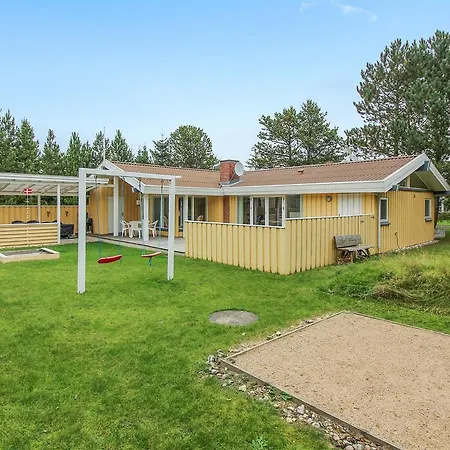 Three-bedroom Holiday In * Hals